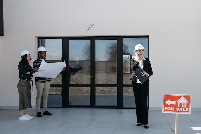 a%20realtor%20showing%20a%20new%20home%20to%20two%20prospective%20buyers